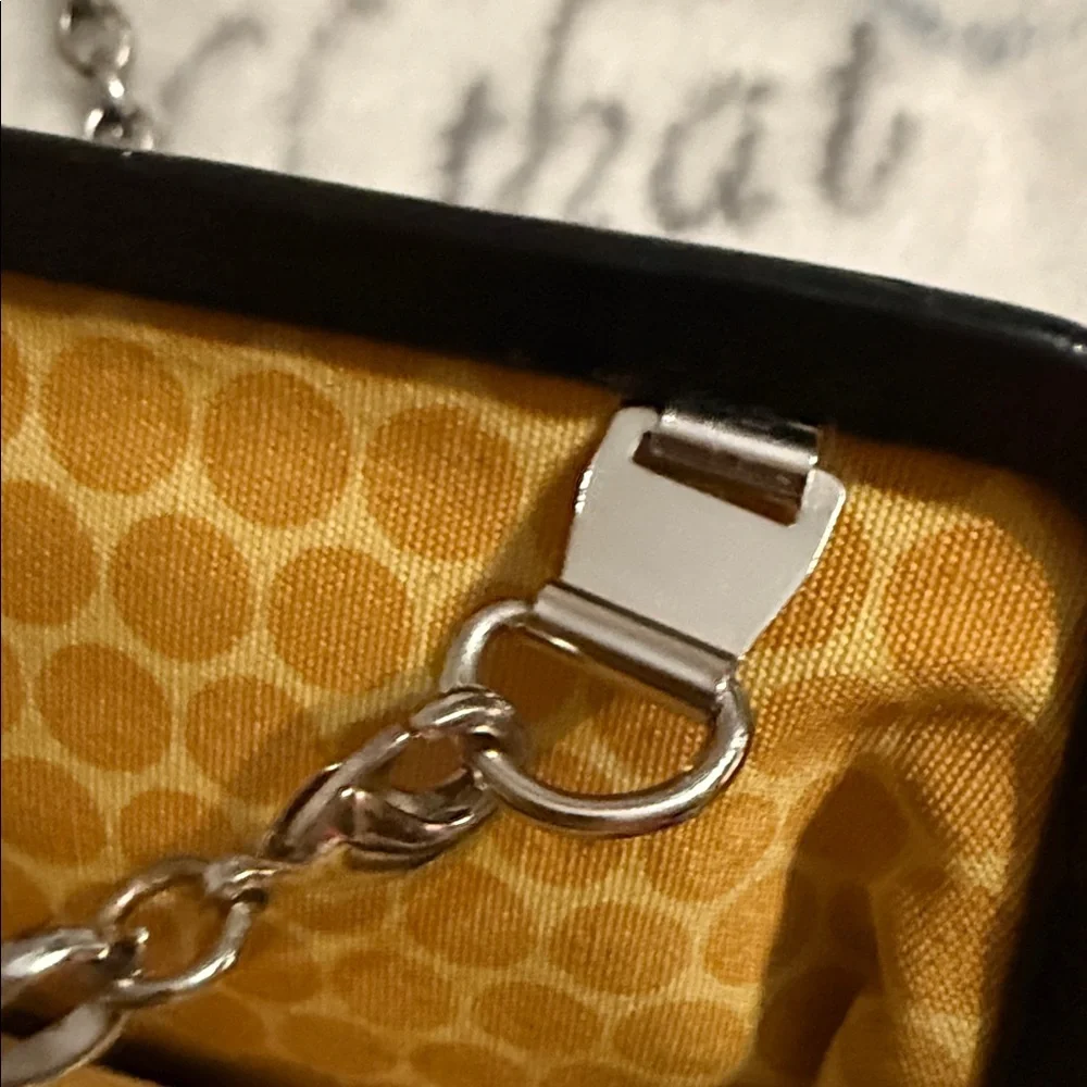 Brighton Sunny Days white daisy coin purse/evening bag EUC with detachable chain - Picture 14 of 16